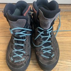 Women’s Size 9 Salewa Mountaineering Boots