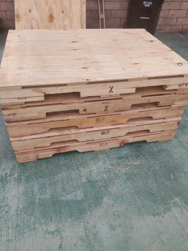 Brown pallets like new 40" by 53 15 818 2200997 for Sale in Los