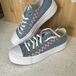 New in Box! Converse Chuck Taylor All-Star Lift Platform Low-Top Sneakers (Embroidered Florals, Blue/Purple, Women's 6.5)
