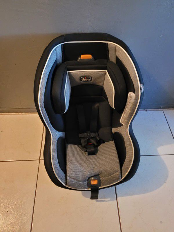 CHICCO CAR SEAT FOR NEWBORN AND TODDLER IN GREAT CONDITION