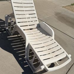 White Plastic Patio Pool Adjustable Lounge Chair
