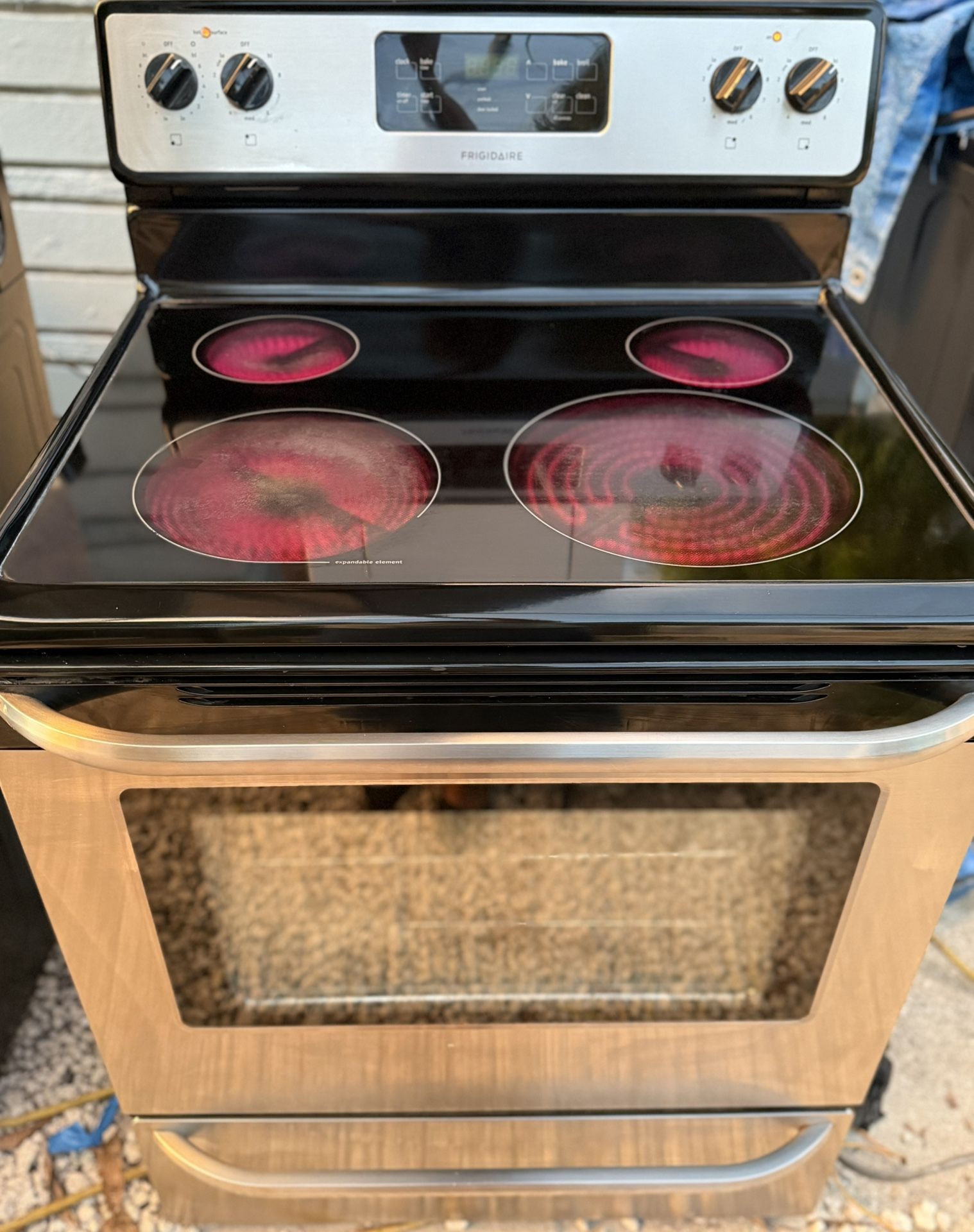 Frigidaire stove in very good condition, working at 100%.