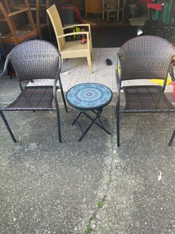 Nice 2 wicker patio chairs with folding table ( excellent