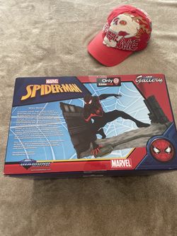 Diamond Select Gallery Spider Man Miles Morales Diorama Figure