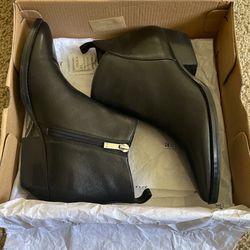 Women Shoes. Size: 7