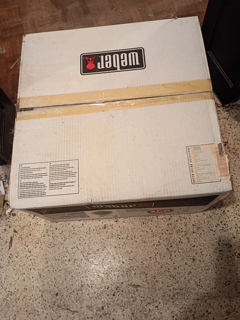 Weber 22 Kettle Charcoal Grill