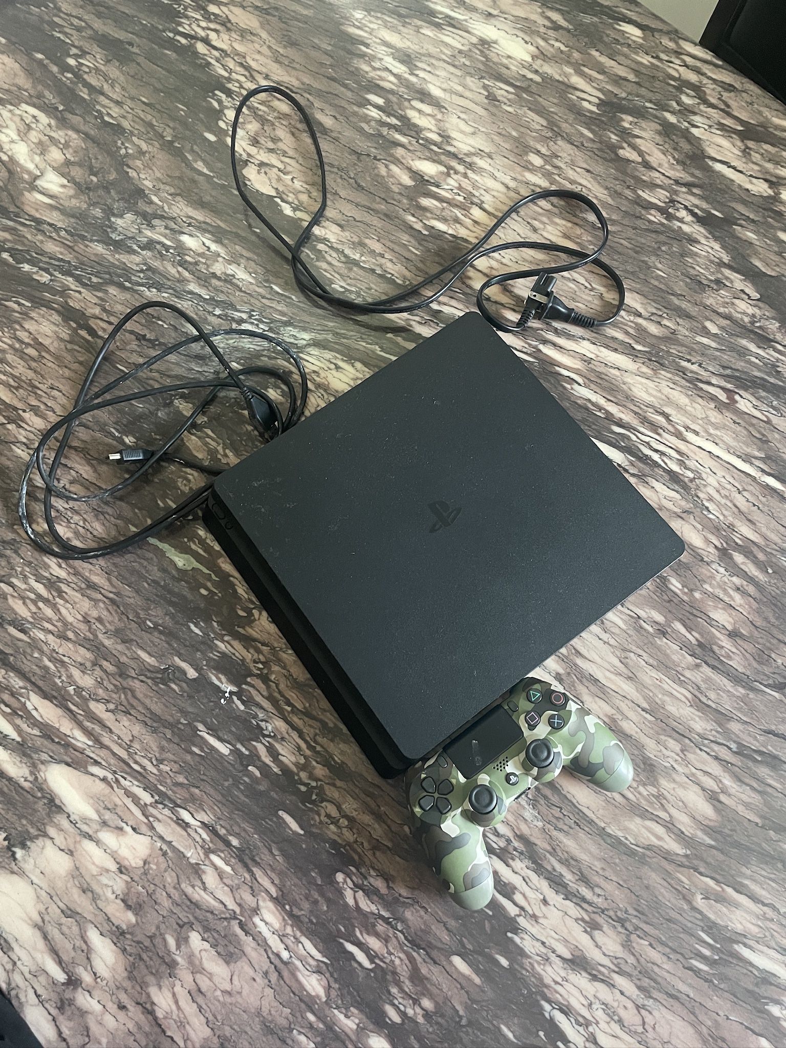PlayStation 4 Slim 