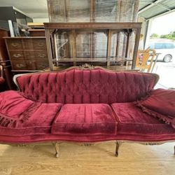 Vintage Victorian Sofa With Pillows