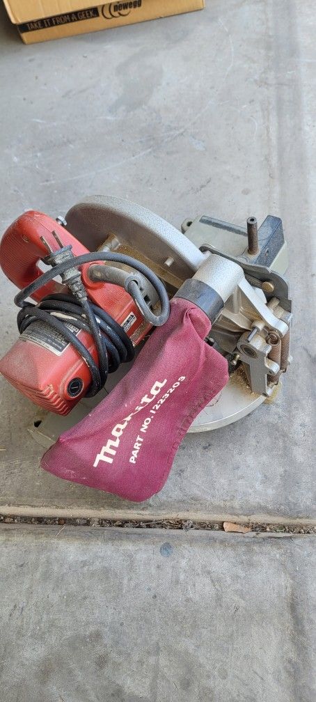 Makita 8-1/2" Miter Saw Model m242