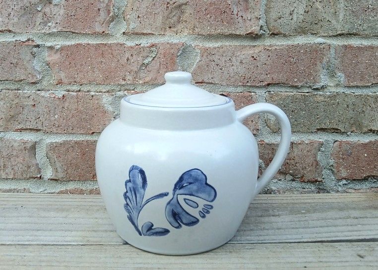 Vintage Pfaltzgraff Yorktowne Bean Pot/Lid