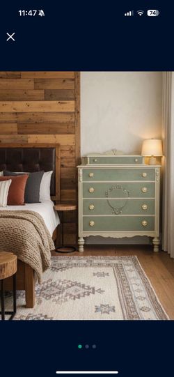 Beautiful Vintage 4-drawer Dresser FREE DELIVERY