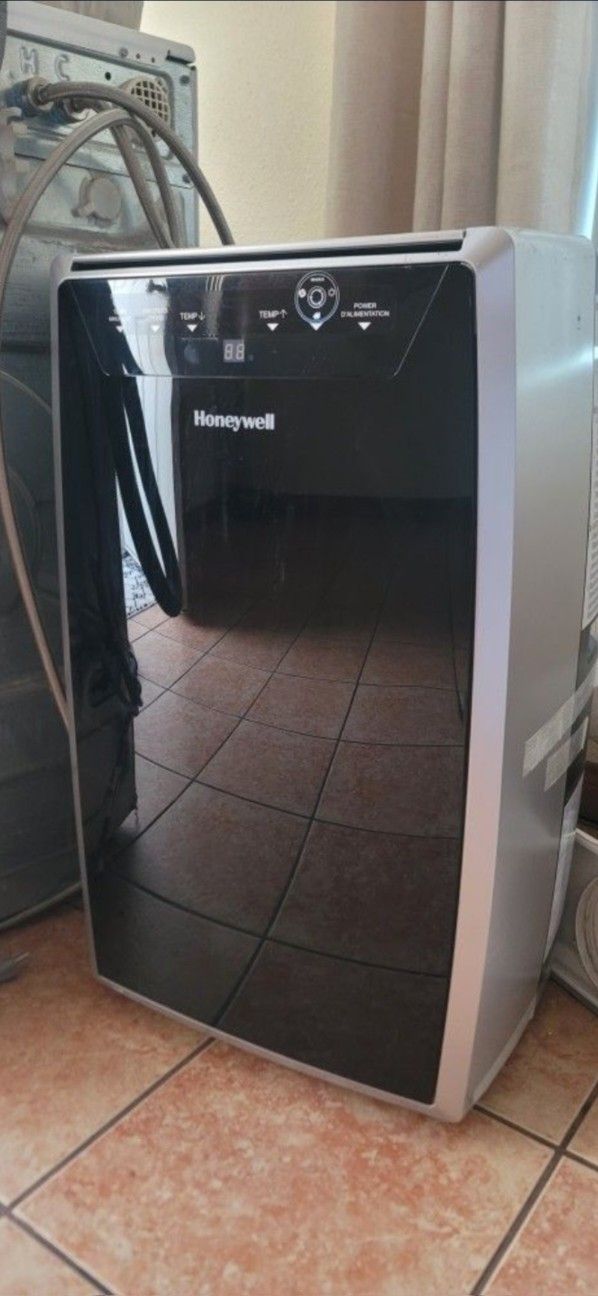 1Honeywell 1400O BTU Portable Air
Conditioner for 700 Square Feet Sq. Ft. with
Heater and Remote Included