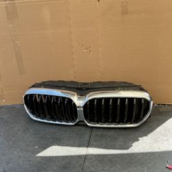 2021 - 2023 BMW 5 SERIES - FRONT UPPER BUMPER GRILLE OEM