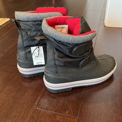 Snow boots Brand New! Size 3Y