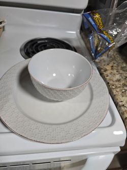 French Lace White pfaltzgraff 16 pc Dinnerware