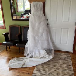 Wedding Dress Never Worn David’s Bridal Size 12 Style V9263 White With Tag