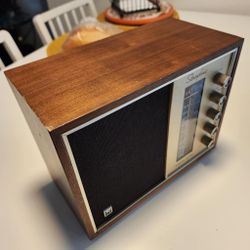 Vintage radio  📻 AM FM	 Realistic 12-1474 AM/FM (1970s) (wood tube table radio w/FM) WORKS PERFECT.  ** NO TRADES ** 