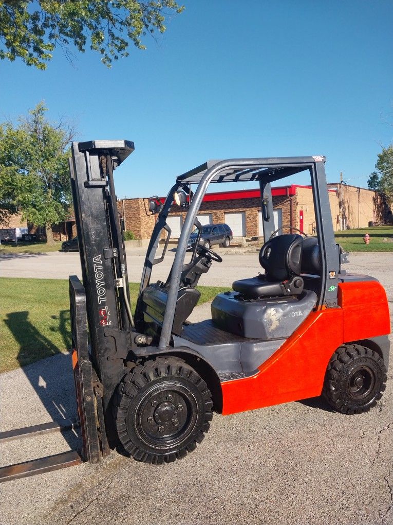 Toyota 6K LB Capacity Pneumatic Forklift