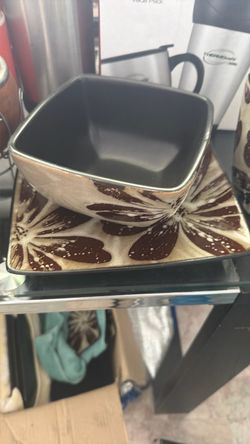 Plates and bows