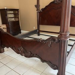Bed King Size Classic Solid Wood 🪵 Condition Good 