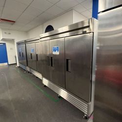 Double door refrigerator