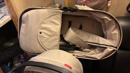 Used only 3 times Steanny Brand comes with stroller , baby bassinet , and diaper bag