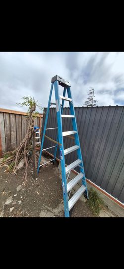 8 ft Fiberglass step ladders