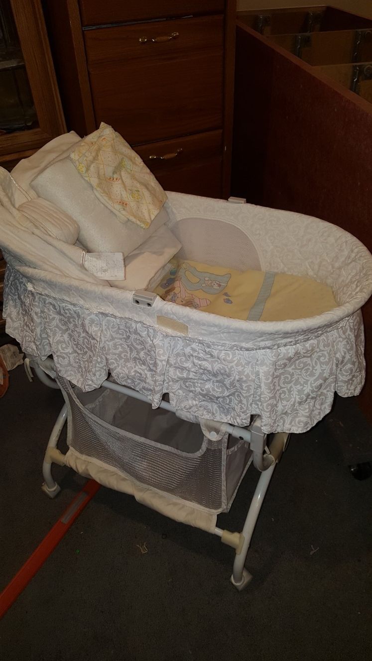 Kolcraft tender vibes deluxe bassinet