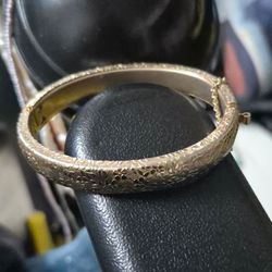 ELEGANT VINTAGE COUTURE GOLDEN FLOWERS DAMASCENE STATEMENT HINGE BANGLE BRACELET