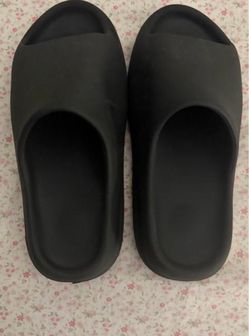 Yeezy slides sz 10