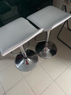 2 adjustable bar stools white - BEST OFFER NEED OUT