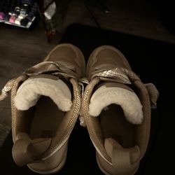 UGG LOWMEL SIZE 8 WOMENS