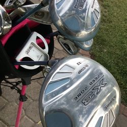 BEAUTIFUL LEFTHAND LADIES GOLF SET.  AMAZING CONDITION.  AWSOME GREAT GOLF SET.  IT IS COMPLETE A COMPLETE SET 