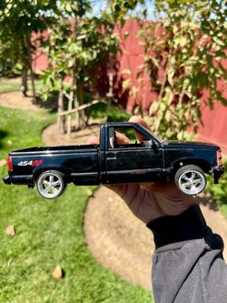1/24 scale Motormax 1992 Chevrolet 454 SS Custom Pickup Truck diecast model