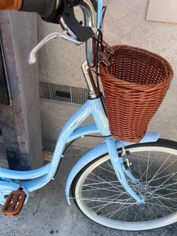 Gorgeous Light Blue Women’s Cruiser Bicycle with Front Basket & Rear Rack (Like New / Excellent Condition)