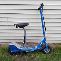 Razor E300 Seated Electric Scooter (For Parts Or Repairable)