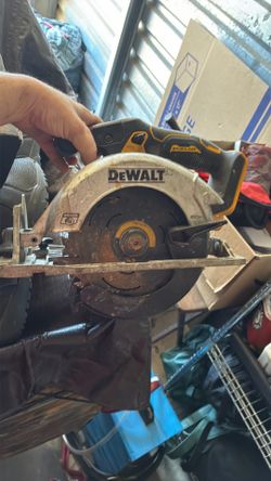 Dewalt 20v  brushless 6 1/2” circular saw with charger