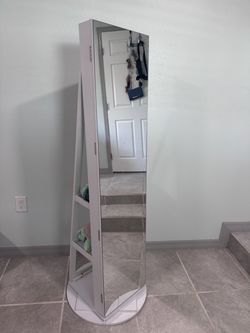 Rotating vanity mirror