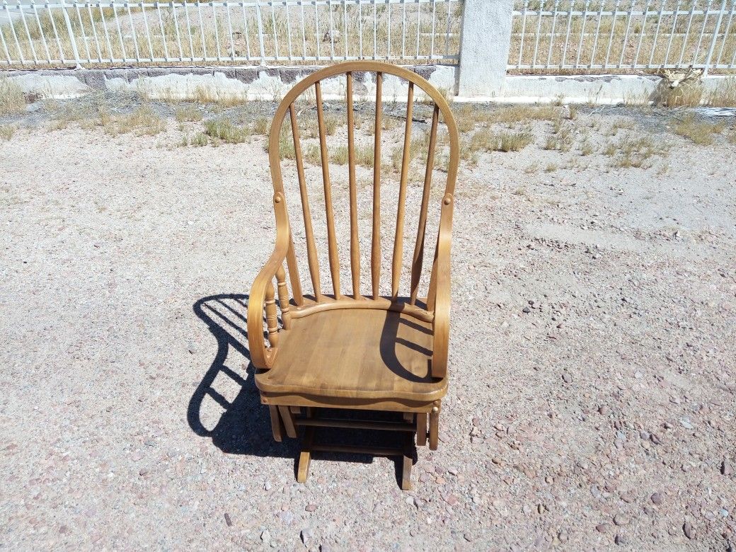 Classic Rocking Chair 