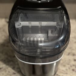 Insignia 33lb Portable Ice Maker