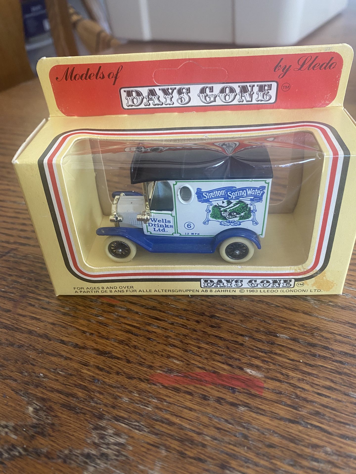 1983 Lledo Days Gone Diecast Ford Model T-Van Stretton Spring Water Wells Drinking LTD 3 People Included