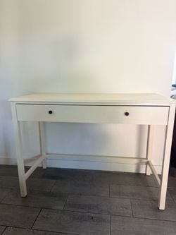 Sleek whiter entrance /end  table