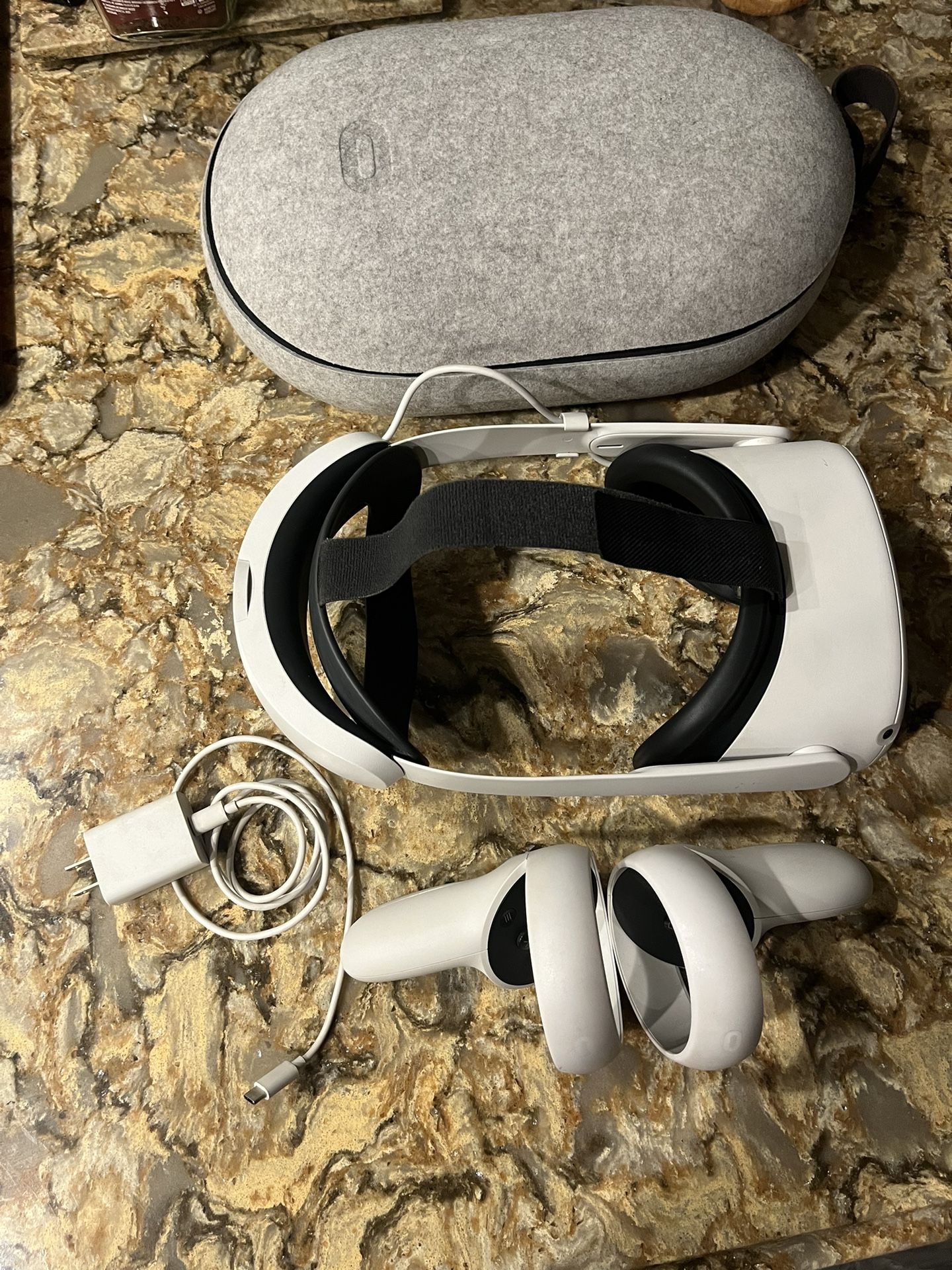Oculus Quest 2  256 GB With Extended Battery And Travel Case