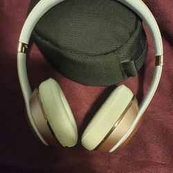 Beats by Dr. Dre Solo3 Wireless On the Ear- Rose Gold. Good Working+ case+charging cable.