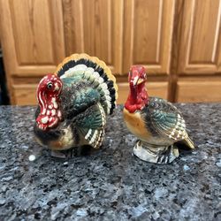 Ceramic Vintage Turkey Pair Of Salt And Pepper Shakers.  Preowned Pair Wear Due To Age 