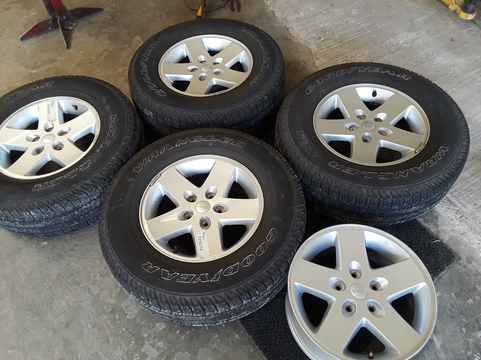 5 jeep wheels 17 inch perfect condition