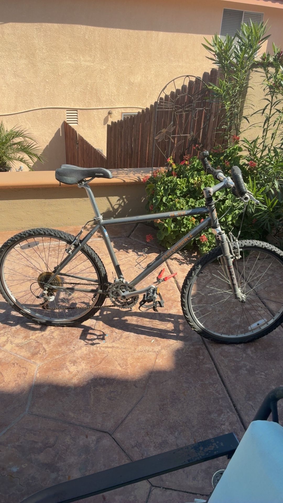2 mountain bikes