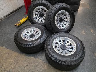 17" LOCK LUNATIC w/ 33" Falken Wildpeak Tires