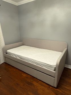 Upholstered Daybed with Trundle