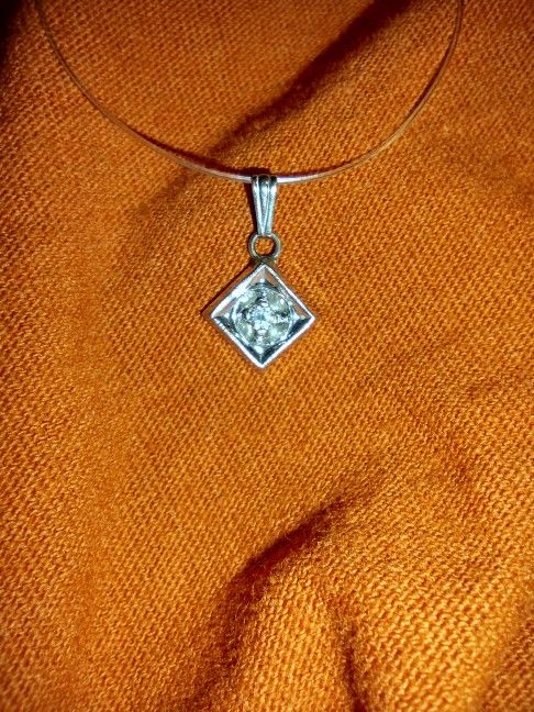 14k White Gold Pendant With Diamond